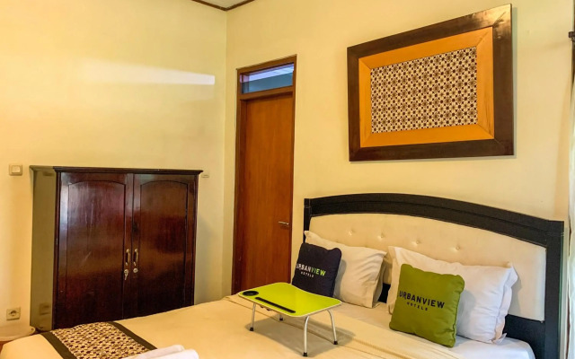 OYO 261 Sasono Putro Guest House