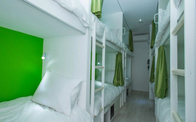 Golden Tram 242 Lisbonne Hostel