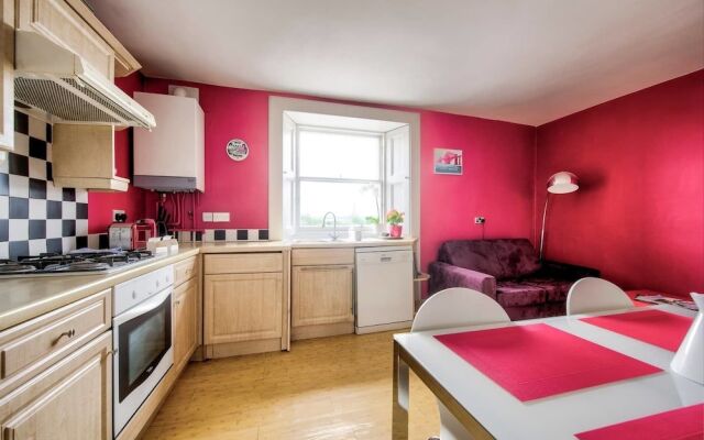 Top Floor 3BR Apt Near Edinburgh Castle