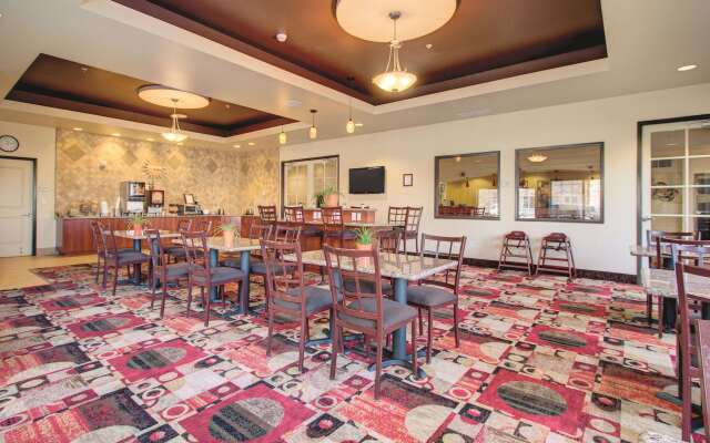 La Quinta Inn & Suites by Wyndham Denver Gateway Park