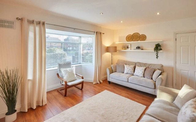 Host Stay Newsam Crescent