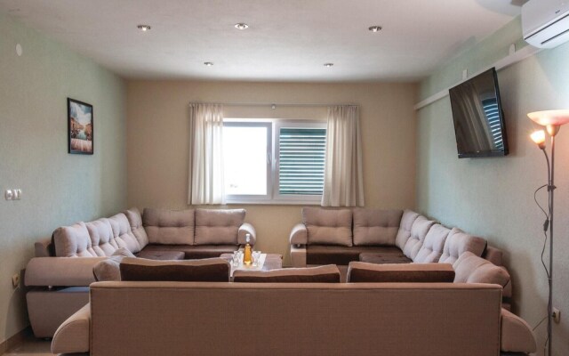 Nice Home in Sevid With 6 Bedrooms, Wifi and Outdoor Swimming Pool