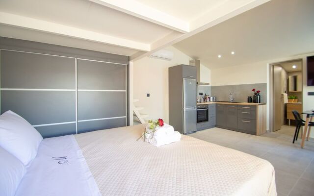 Manthos Beachfront Luxury Suite