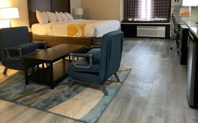 Econo Lodge Inn & Suites