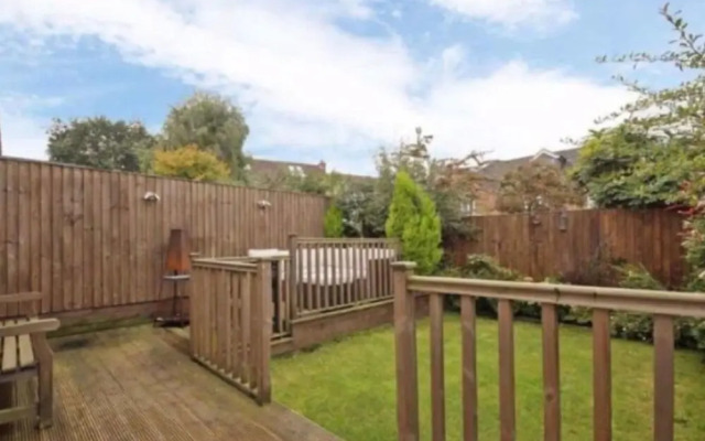3 Bed House In Harrogate 2 Hot Tubs & Pet Freindly