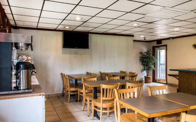 Econo Lodge Inn & Suites White Haven