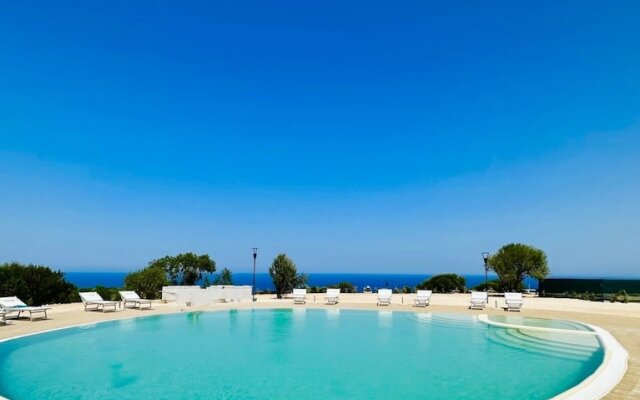 Residence with pool in Isola Rossa