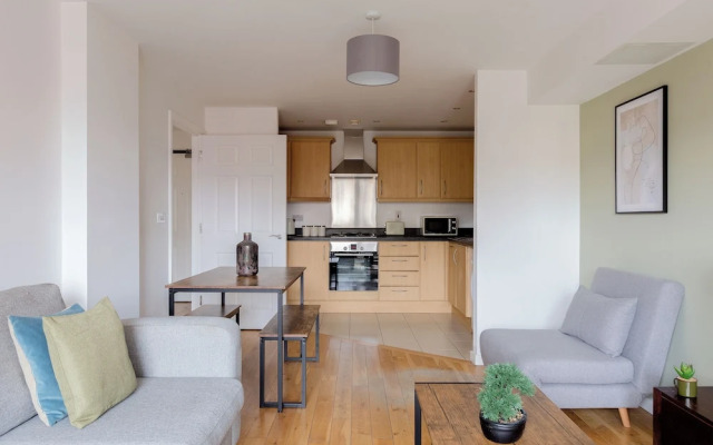 Modern Apartment in Bow