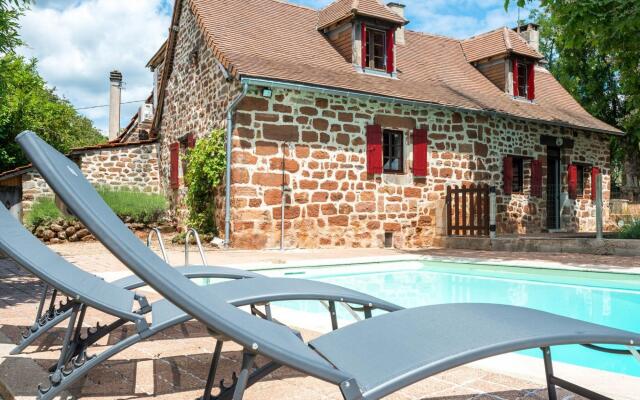 Peaceful Holiday Home in Teillots with Private Pool