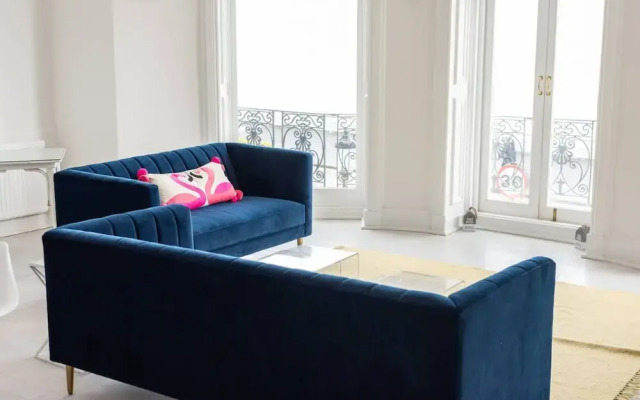 Bright And Elegant 3 Bedroom Seafront Apartment