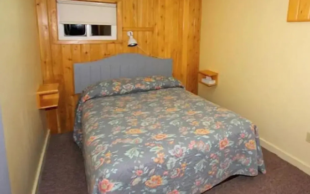 Spectacle Lake Lodge