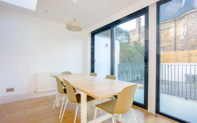 Newly Refurbished Modern 3 Bedroom Apartment in Affluent Fulham