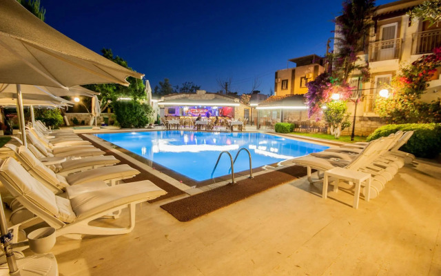 Moonshine Hotel & Suites