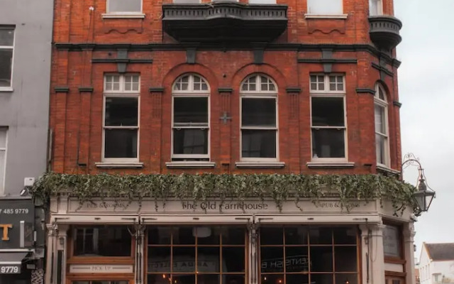 The Old Farmhouse Pub & Rooms