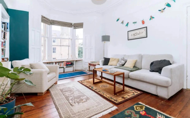Spacious 3 Bedroom Flat in Edinburgh