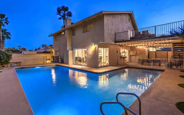 Desert Oasis Las Vegas - Pool 5 Bedrooms 9 Beds