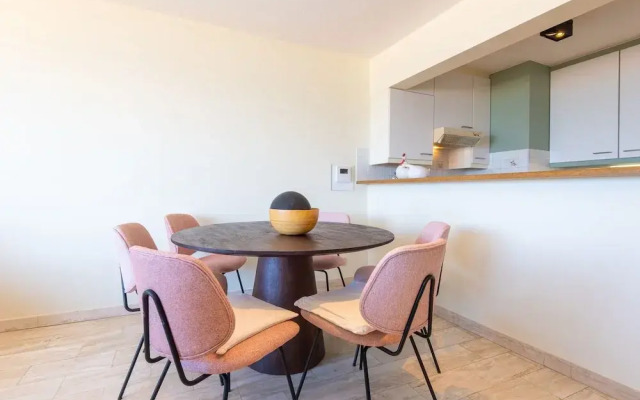 Spacious Apartment With Terrace