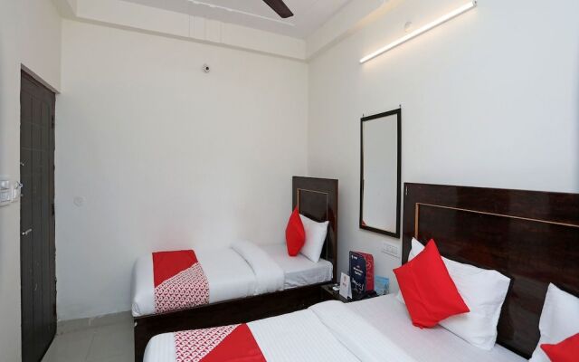 OYO 16815 Hotel Suresha