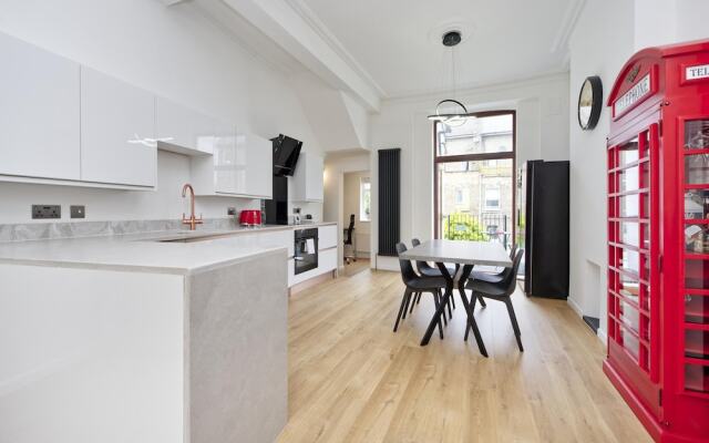 Beautiful Battersea Garden Flat by Underthedoormat