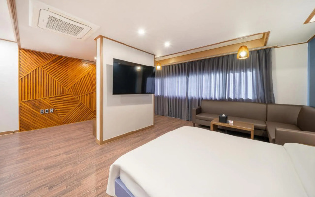 The 7 Business Hotel