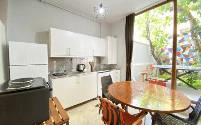 Flat With Backyard Close to Galata Tower