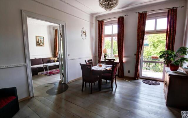 City center, sunny spacious luxury!