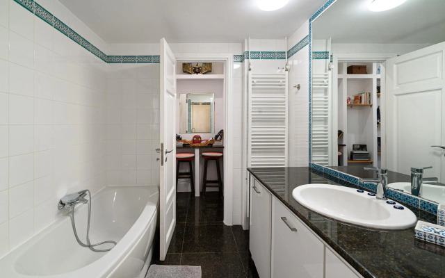 Spacious & Artistic Retro 2 Bedrooms Apt + SAUNA