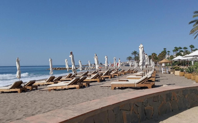 Puerto Banus 2linea playa con piscina y parking privado