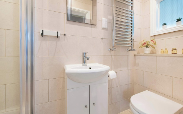 Charming Central London Retreat by Frankie Says