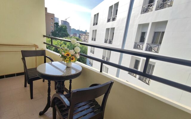 Отель The Chanthong Residence and Hotel Pattaya