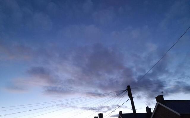 Whole Apartment With Balcony, Breakfast & Parking