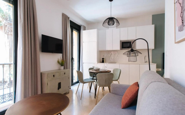 Chiqui and Vicente Bright Apartment