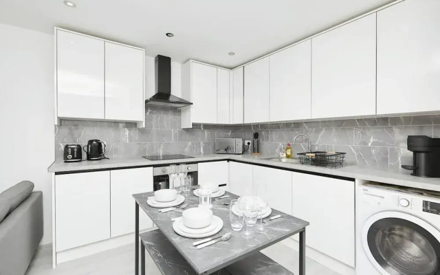 Modern 2 Bedroom House With Free Gated Parking