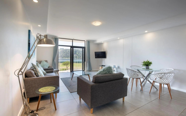 uSHAKA WATERFRONT - SPACIOUS SUBLIME STUNNER