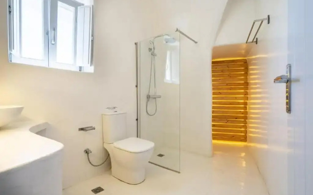 Karpimo & Fertimo Suites Santorini