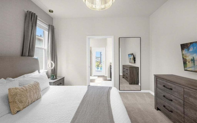 7 Bedroomss/ Windsor Cay Home