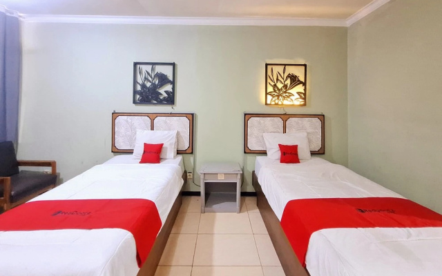 RedDoorz near Stadion Semeru Lumajang Jawa Timur – Guest Rooms – Lumajang