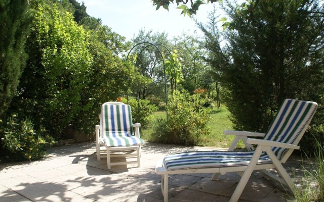 Charming Hunting Lodge near Loupian with garden