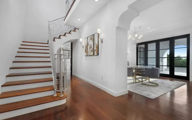 Spanish Villa - Stunning Coldwater Canyon Villa With Pool and Views