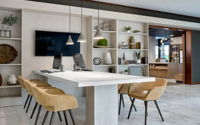 Delta Hotels by Marriott Milwaukee Northwest