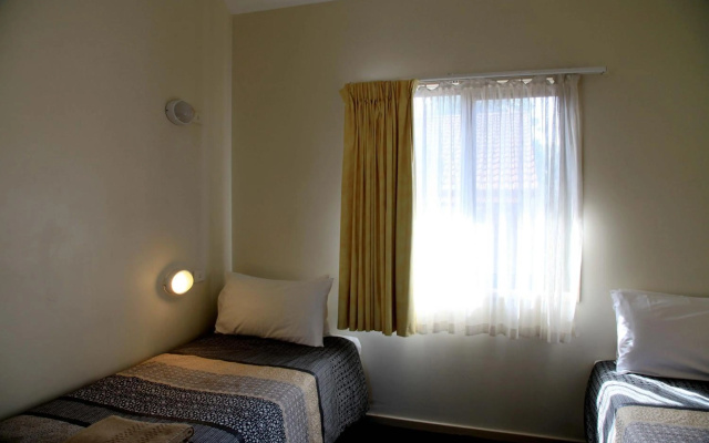 Travellers Motor Village – Guest Rooms – Newcastle