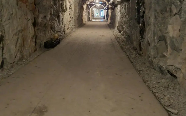 Cave Retreat - Sleeps 2 - Pets - Parking - Wifi