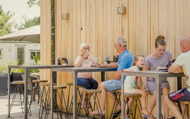 Comfortable chalet with a garden, at nature reserve