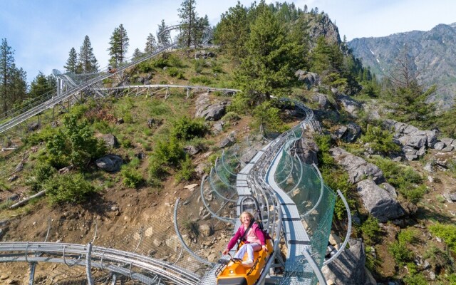 Das Tree Haus 1 Bedroom Home by NW Comfy Cabins by RedAwning