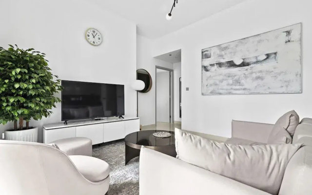 StoneTree - Luxurious 1 BR with Private Beach Access