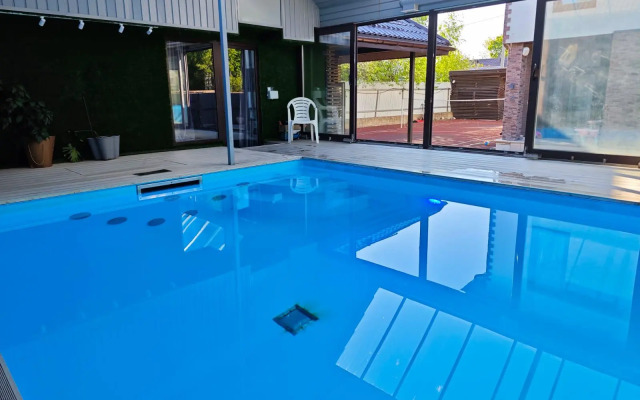 Dom with swimming pool and sauna na Okhotskoy