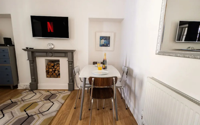 Spacious - Central 2 Bed Apartment