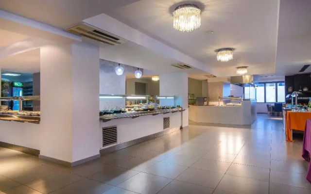 Lagomandra Beach & Suites