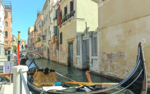 Santi Apostoli Apartment