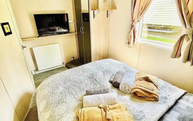 Cozy Newquay Lodge With Private Hot Tub,